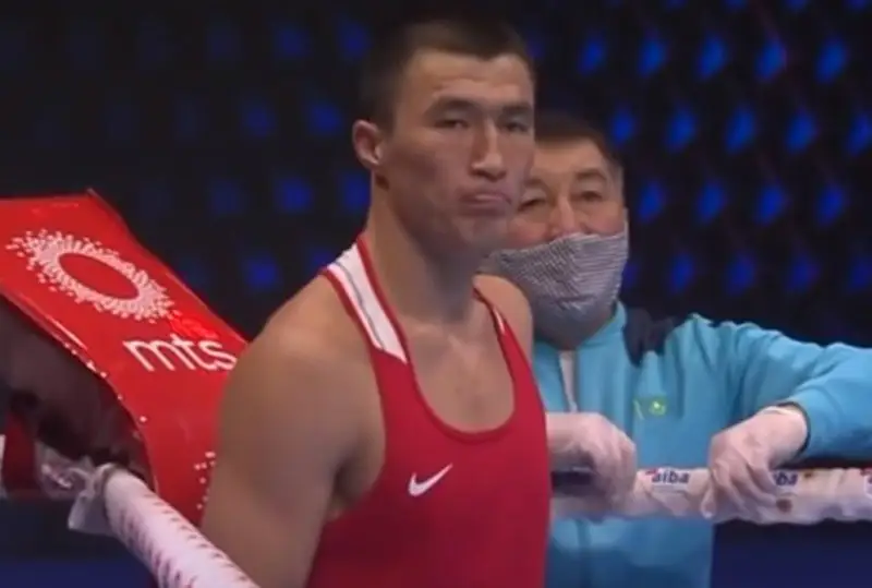 Нокаутом завершился бой казахстанского боксера на ЧА-2022