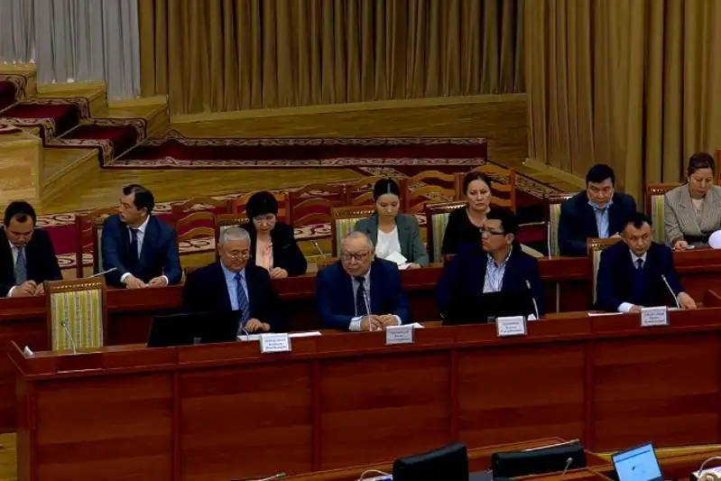 Депутатлар сони 120 тадан 90 тага қисқартирилади: Қирғизистонда янги Конституция лойиҳаси кўриб чиқилмоқда
