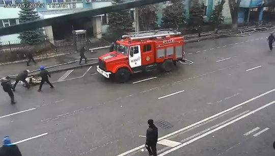 الماتى تراگەدياسى: بۇلىكشىلەر ءورت سوندىرۋشىلەردى عيماراتقا قاماپ، جاعىپ جىبەرگەن