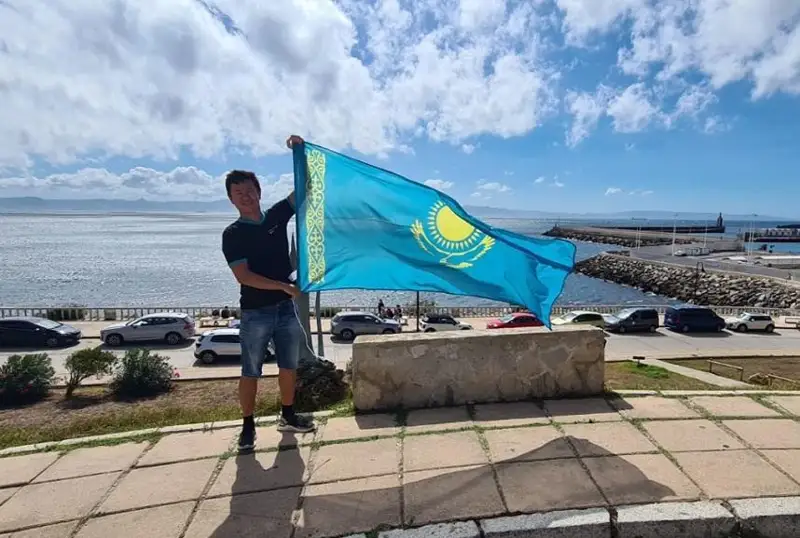 Қозоғистонлик Гибралтар бўғозини сув кийимисиз сузиб ўтди