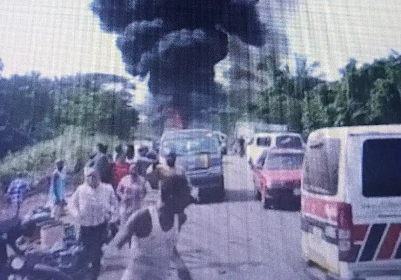 Нигерияда ёқилғи ташувчи юк машинасининг портлаши оқибатида 12 киши ҳалок бўлди