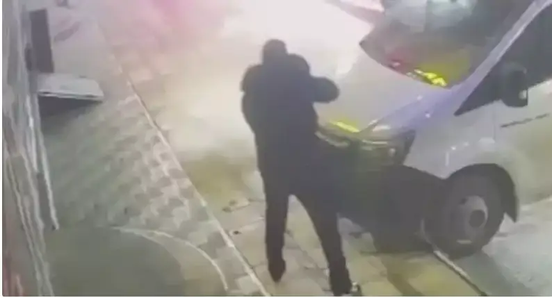 الەم چەمپيونىن كوشەدە ولتىرگەن ءسات ۆيدەوعا ءتۇسىپ قالدى
