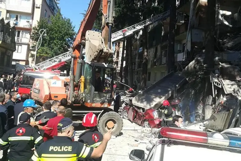 Она ва бола Батумидаги қулаб тушган уй вайроналари остидан чиқарилди