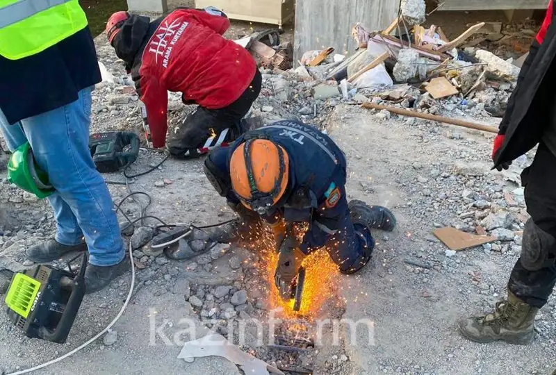 Туркиядаги зилзила жойидан яна бир қозоғистонликнинг жасади топилди