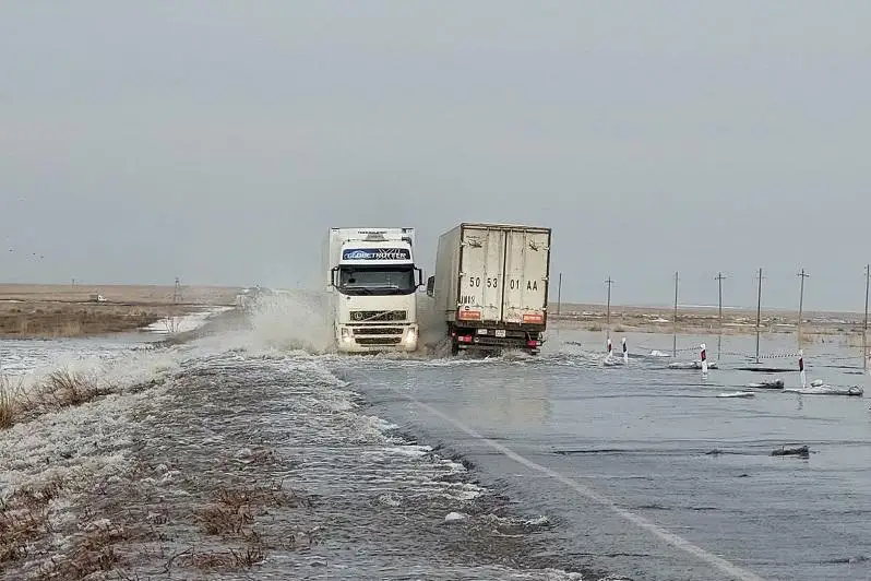 تاسىعان سۋ باتىستاعى تاعى ءبىر رەسپۋبليكالىق تاسجولدى شايىپ كەتتى - ۆيدەو