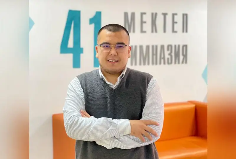 اتىراۋدا ساباقتى ەرەكشە كوڭىلدى وتكىزەتىن مۇعالىم تۇرادى