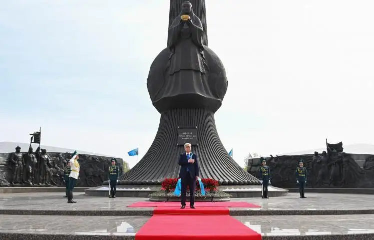 ҚР Президенти «Ватан-Она» монументи пойига гулчамбар қўйиш маросимида иштирок этди