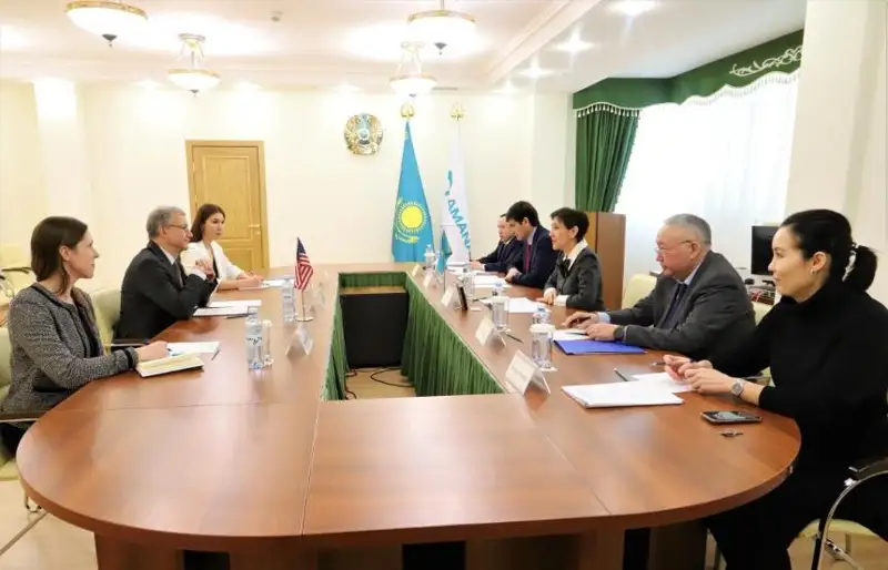 哈萨克斯坦劳动和社会保障部部长会见美国驻哈大使