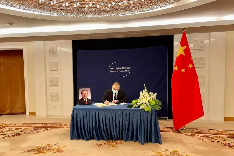 哈萨克斯坦驻华大使吊唁中国共产党前总书记江泽民