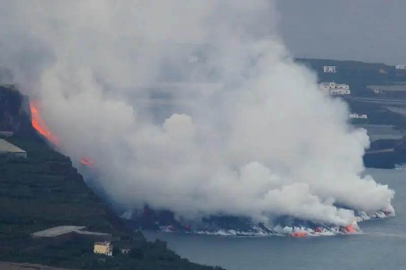 外媒：西班牙火山熔岩流已入大海 有毒气体开始扩散