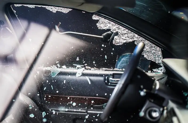 قاراعاندىدا ەر ادام 9 كولىكتىڭ تەرەزەسىن سىندىرىپ، كەيىن اناسىن ولتىرگەن