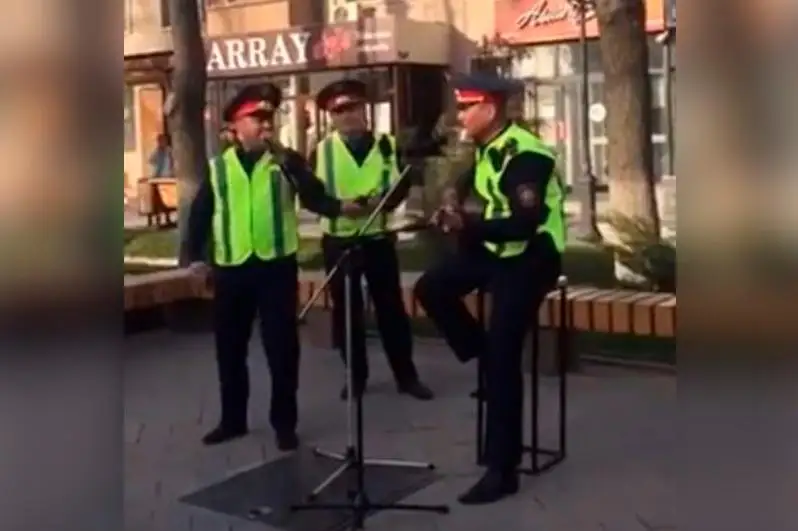 Чимкентда полициячилар аёлларга гитарада қўшиқ куйлаб беришди