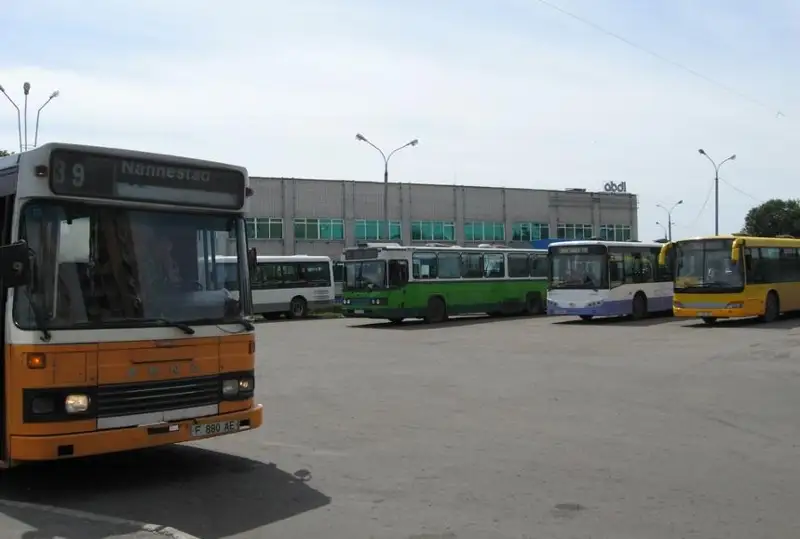 وسكەمەندەگى اۆتوبۋستاردىڭ جارتىسىنا جۋىعى 30 جىل بۇرىن شىعارىلعان