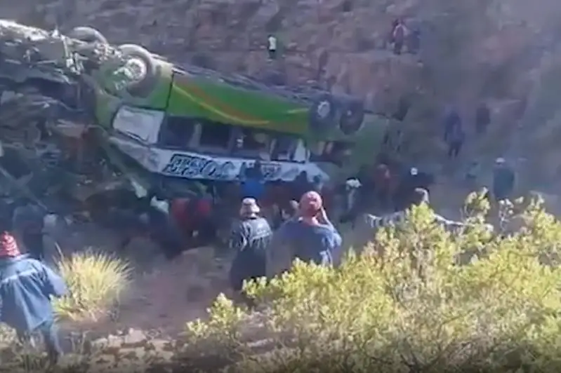 Гватемалада фургон жарга қулаб, 10 киши ҳалок бўлди