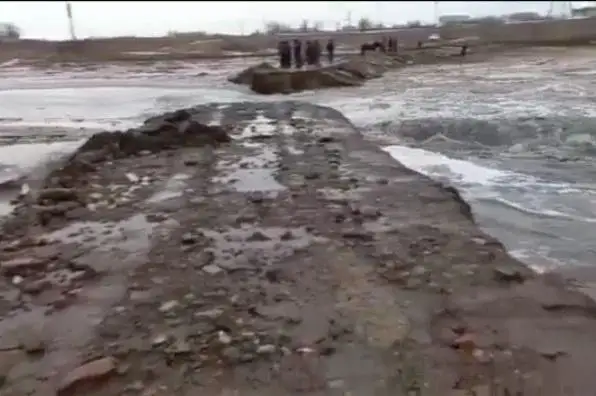 باتىس قازاقستاندا تاسقىن سۋ اۋىل شەتىندەگى وتكەلدى شايىپ كەتتى