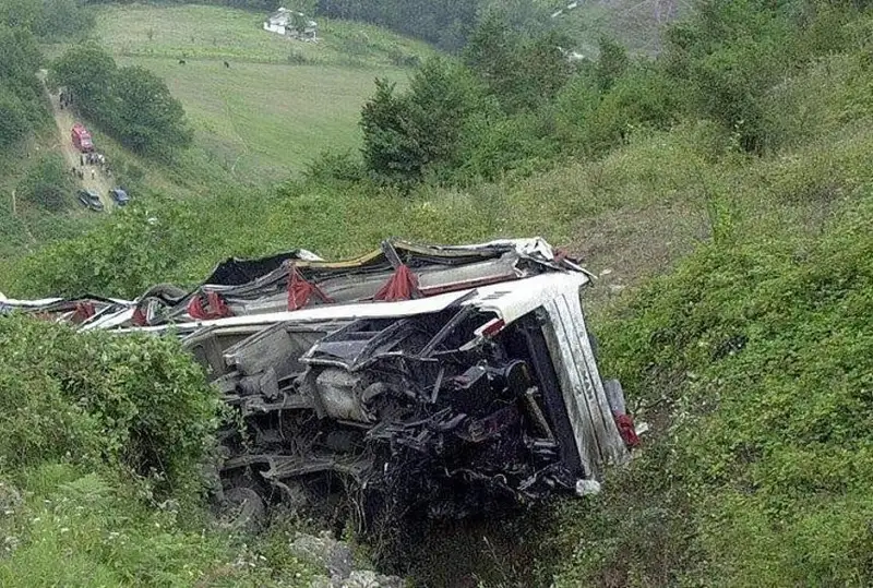 Ҳиндистонда йўловчи автобуси ёниб кетди: 25 киши ҳалок бўлди