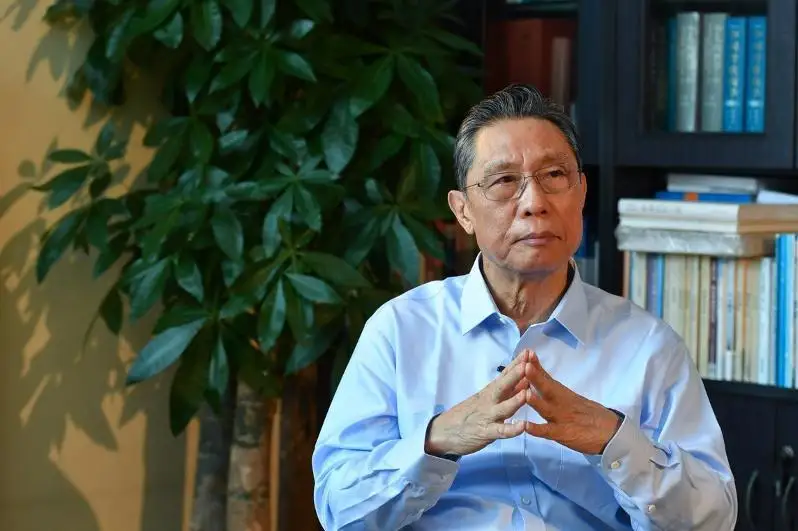 CОVID-19: Мутахассис Хитой нормал ҳолатга қайтиши мумкин бўлган иккита шартни айтди