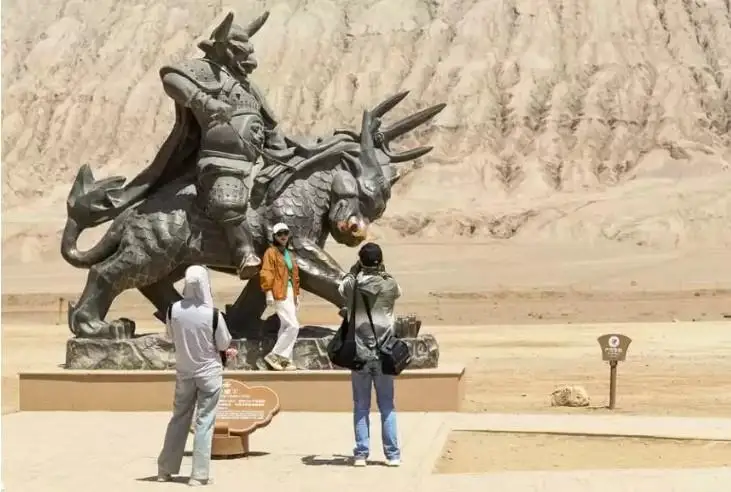 قىتايدىڭ جالىندى تاۋلارىنا مىڭداعان تۋريست كەلدى