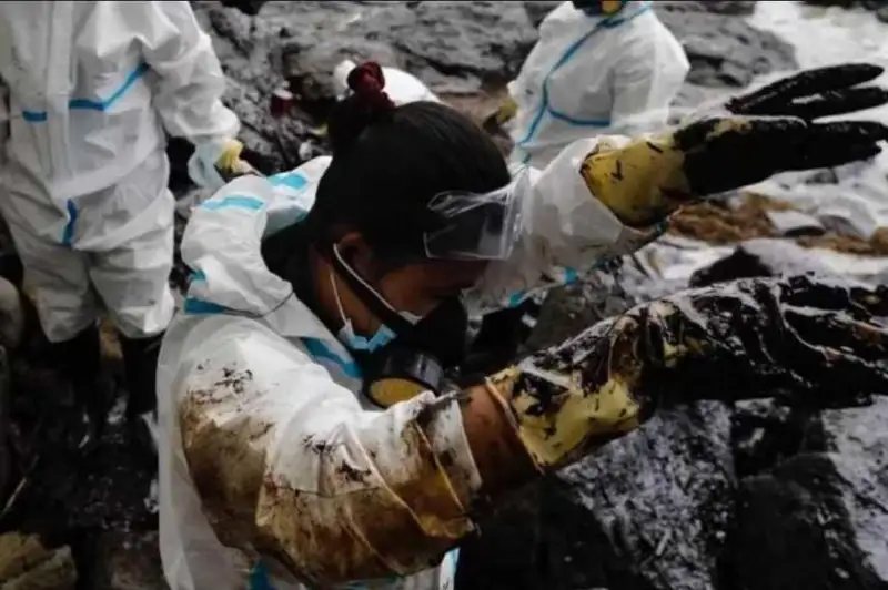 Филиппинда мазут тўкилиши: аҳоли кўнгил айниши ва бош айланишидан шикоят қилади