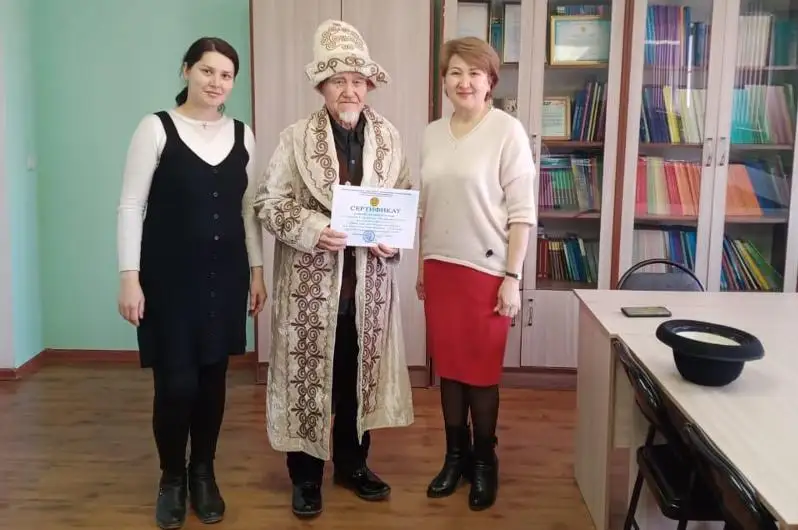 Қозоғистонлик 82 ёшли қария инглиз тилини ўрганмоқда