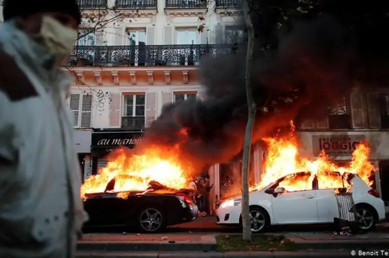 Париждаги норозилик намойишлари полиция билан тўқнашувга айланди