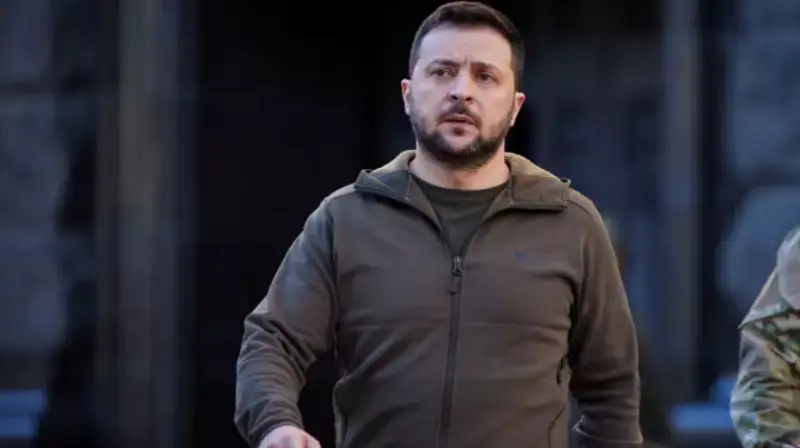 زەلەنسكي بالا كەزىنەن بەرگى دوسىن وتستاۆكاعا جىبەردى
