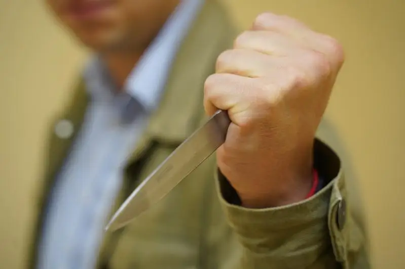 Японияда номаълум шахс беш кишини пичоқлаб кетди