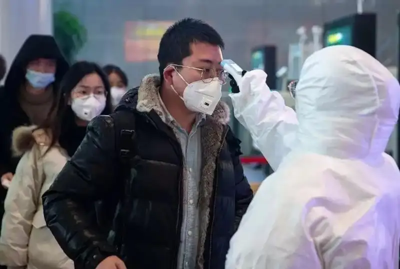 Пекин ва Урумчи коронавирус билан курашиш учун чекловчи чораларни ўрнатмоқда