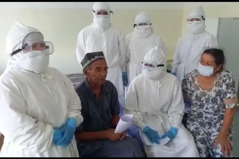 Туркистон вилоятида коронавирусдан соғайиб чиққан 86 ёшли отахон шифокорларни дуо қилди