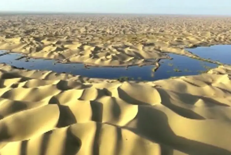 Хитойнинг энг катта чўлида кўплаб кўллар ҳосил бўлган