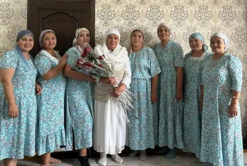 جەتىسايلىق باتىر انا 24 بالاسىنان 70 نەمەرە، 20 شوبەرە ءسۇيىپ وتىر - فوتو