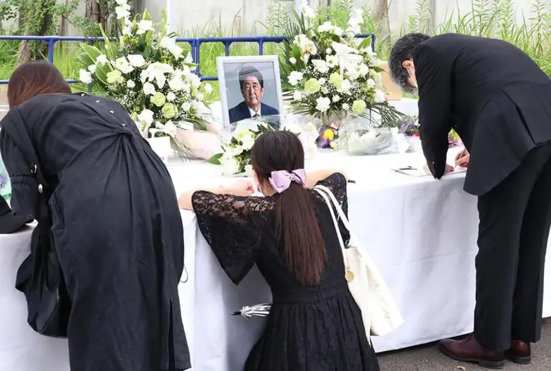 Japonııa halqy Sındzo Abeniń jerleý rásimin memlekettik deńgeıde ótkizýge qarsy