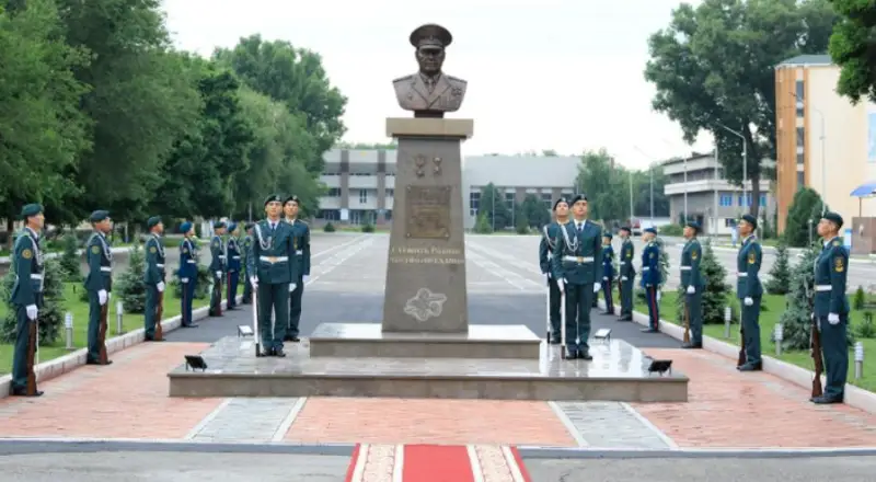 今年是哈萨克斯坦陆军军事学院成立50周年