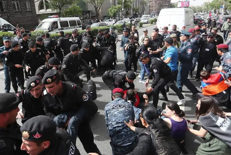 Ереванда полиция мухолифат намойишини тўхтатиб, фаолларни ҳибсга олишни бошлади