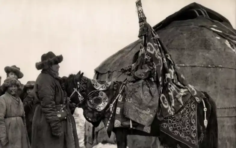 ەرتەدە قىز بەن جىگىت قالاي تانىسىپ باس قوسقان؟