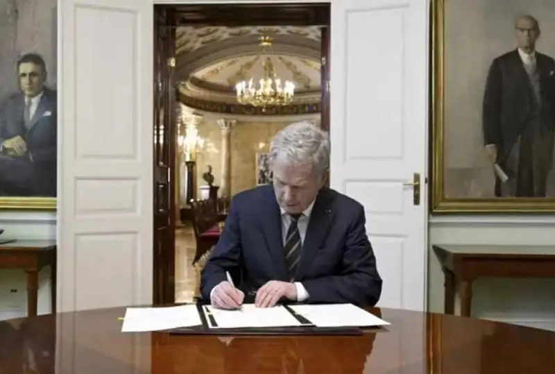 Финляндия президенти НАТОга кириш тўғрисидаги қонунни имзолади