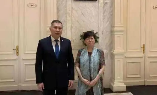 驻华大使努雷舍夫会见中国人民对外友好协会主席李小林