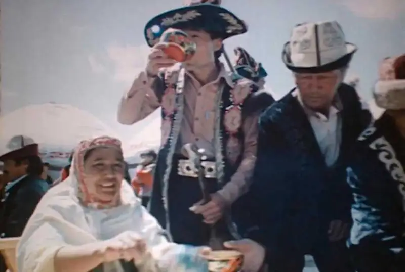 ءاز-ناۋرىز: پرەزيدەنت تەلەراديوكەشەنى 1997 -جىلى تۇسىرگەن دەرەكتى فيلمىن جاريالادى - ۆيدەو