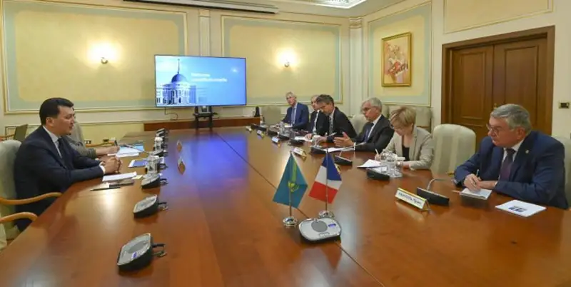 ҚР Давлат котиби Франция сенаторлари билан учрашди