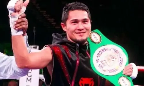 Непобежденный казахстанский боксер победил соперника и завоевал титул WBO