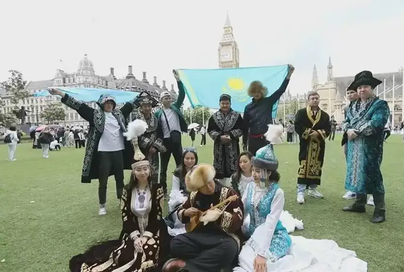 لوندون قازاقتارى بيگ- بەن الدىنا كۇي تارتتى