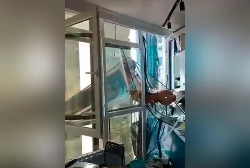 ەلوردادا كوپقاباتتى ۇيگە قۇلاپ كەتكەن كراننىڭ يەسىنە ايىپپۇل سالىندى
