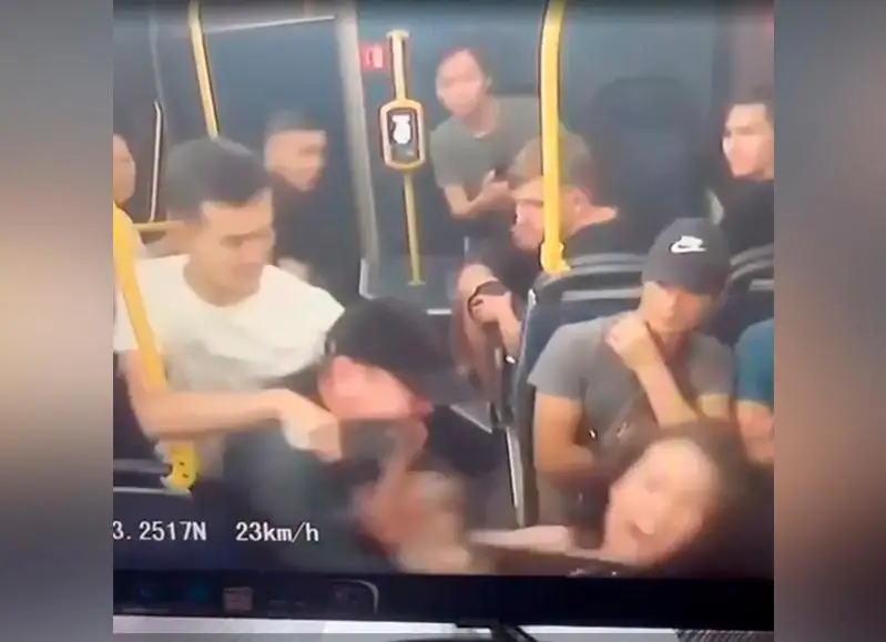 Avtobýsta burynǵy áıeline pyshaq ala júgirgen almatylyq eki aıǵa qamaldy