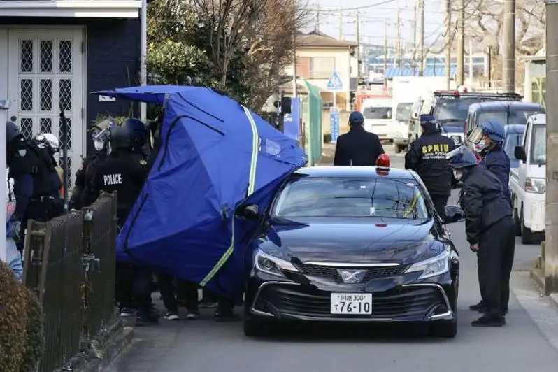 Токиода эркак киши ўз уйига келган уч нафар тиббий ходимни отиб, бир кишини ўлдирди