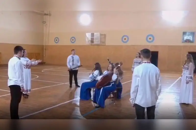 Димаш Қудайбергеннинг мухлислари «Самалтау» қўшиғини украин тилида куйлашди