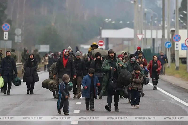 Беларусь-Польша чегарасидаги вазият: Қочқинлар гуруҳларга бўлинди