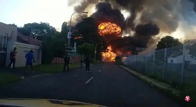 南非油罐车爆炸事故 增至15死37伤