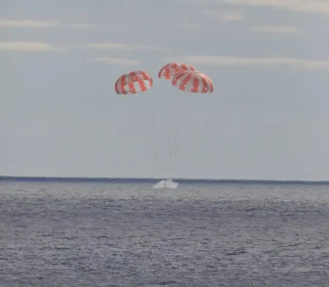 NASA“猎户座”飞船绕月飞行后返回地球