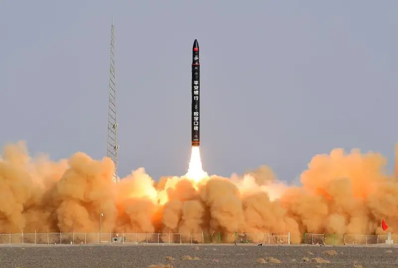 Хитой қайта фойдаланиш мумкин бўлган экспериментал космик кемани муваффақиятли учирди