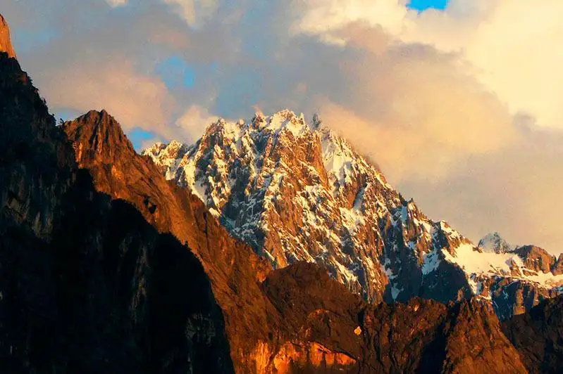 Хитой жануби-ғарбидаги тоғда бедарак йўқолган 4 нафар геологнинг жасади топилди